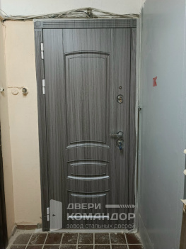 Входная дверь Дива МД-42 сандал серый / зеркало белый софт, с расширением проёма (Типовая серия П3/16)