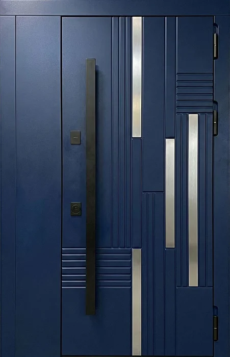 Входная дверь темно-синяя с металлическими вставками и фрезеровкой №75