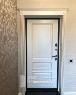 Белая дверь с багетом из МДФ